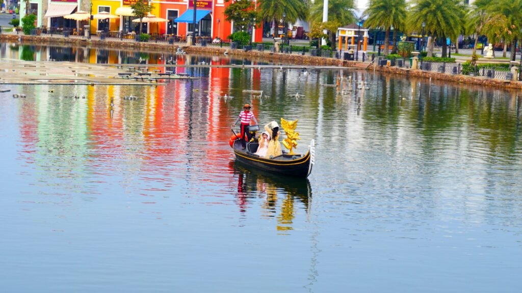 Alophuquoc Grand World Phú Quốc - chèo thuyền trên sông Venice