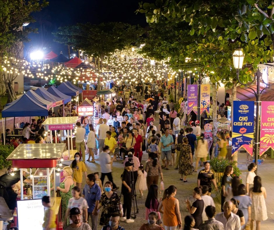 Du khách dạo chơi tại chợ đêm Vui Fest